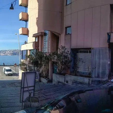 Апартаменты Chiatamone Seaside *